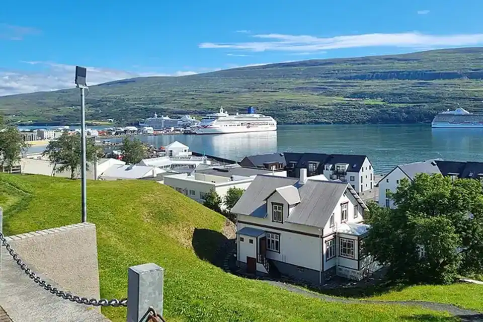 Akureyri: vida cultural y jardines al borde del Eyjafjörður