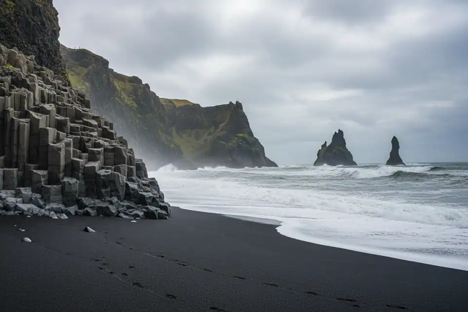 Reynisfjara: paisaje volcánico y seguridad frente al océano
