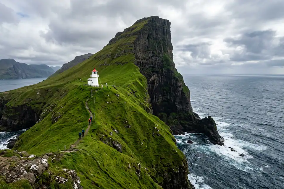 Kallur y Kalsoy: faro, crestas y pueblos entre túneles