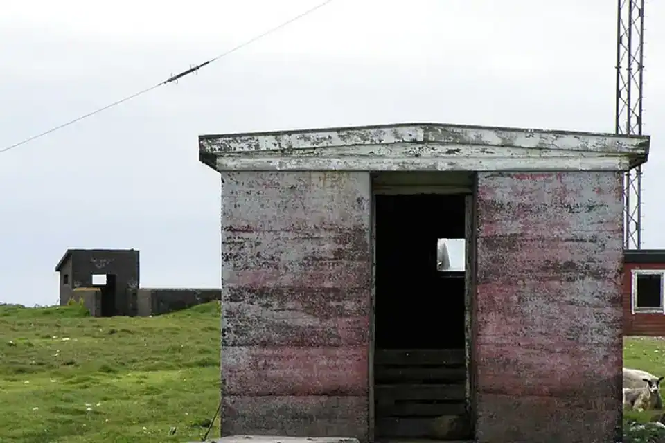 Navegar bajo los grandes acantilados feroeses