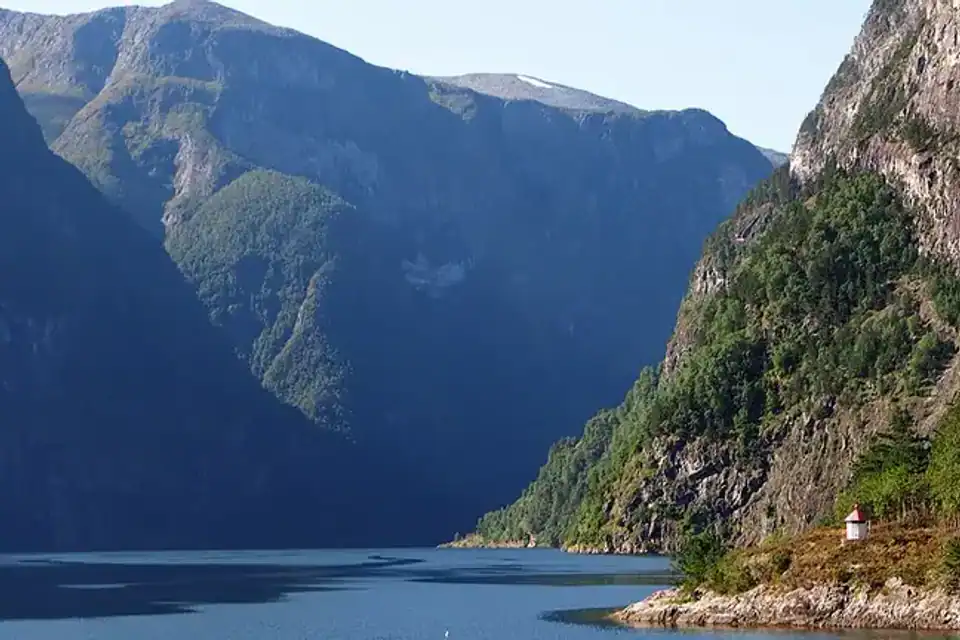 Nærøyfjord: navegación y senderismo en el fiordo más estrecho